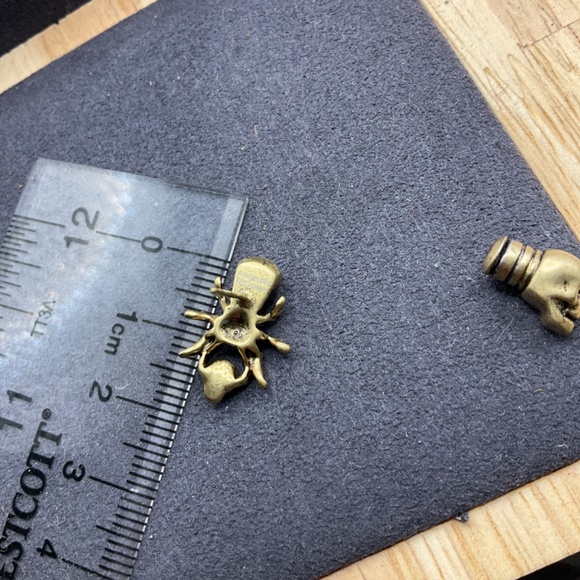 Alexander McQueen Brass Spider Skull Earring - Picture 5 of 5